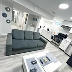 Hamilton Chic Retreat - Cozy Winter Getaway