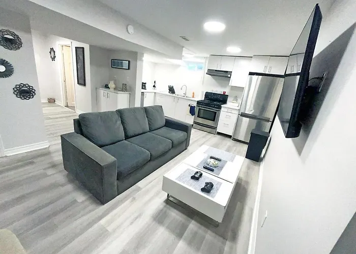 Hamilton Chic Retreat - Cozy Winter Getaway