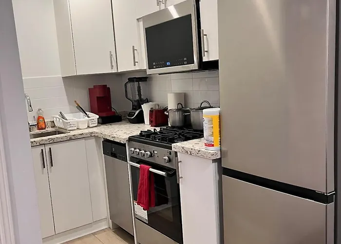 1St Floor Separate Entrance Bachelor-Studio Apartment Near Hamilton Airport, Mohawk College, St Josephs Hospital