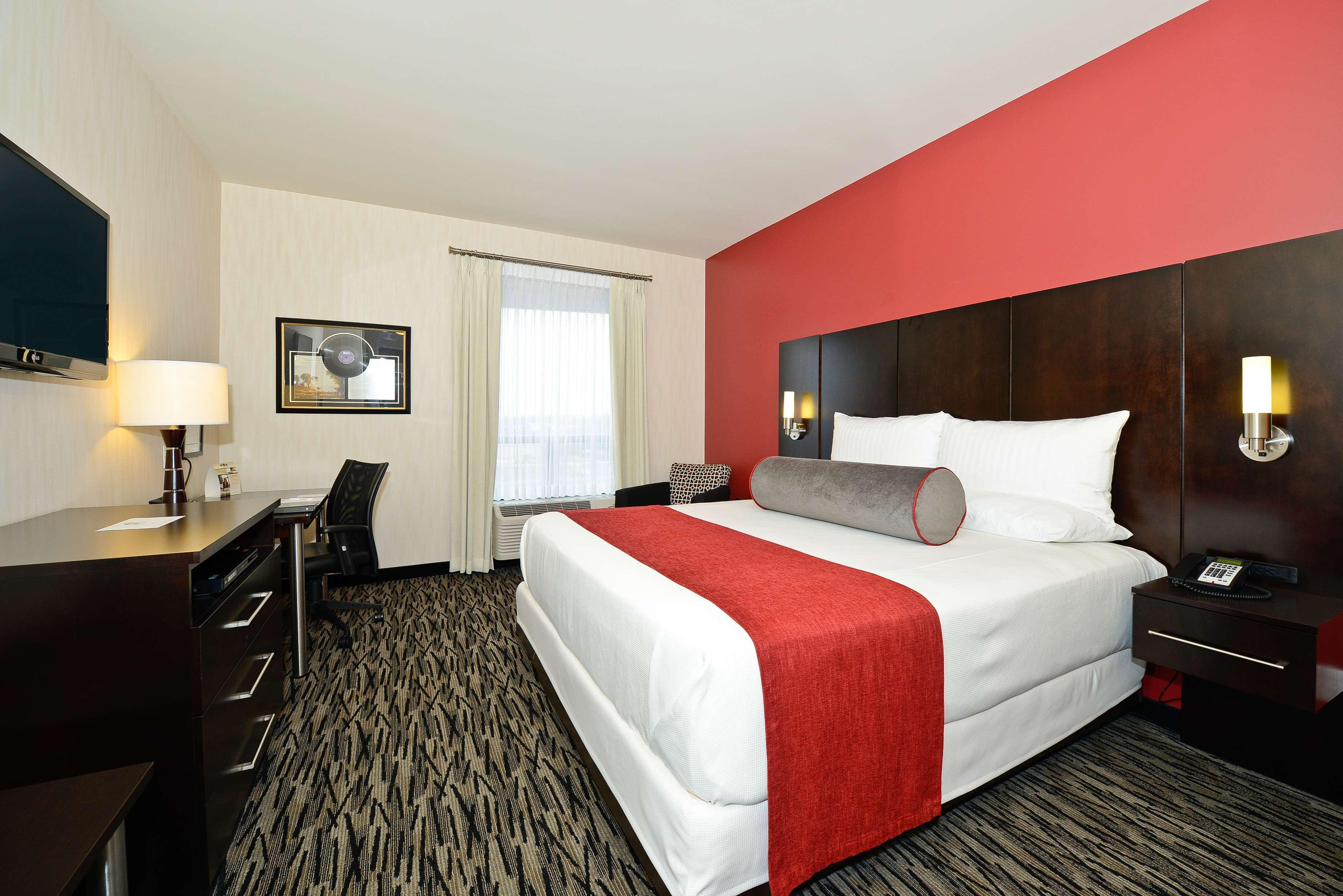 C By Carmen's, Bw Premier Collection Hotel Hamilton