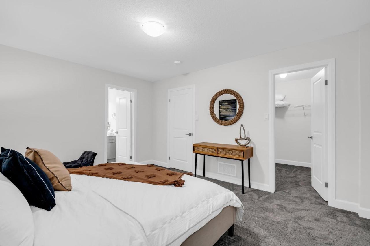 Lavish On Scenic Mountain - King Bed Hamilton