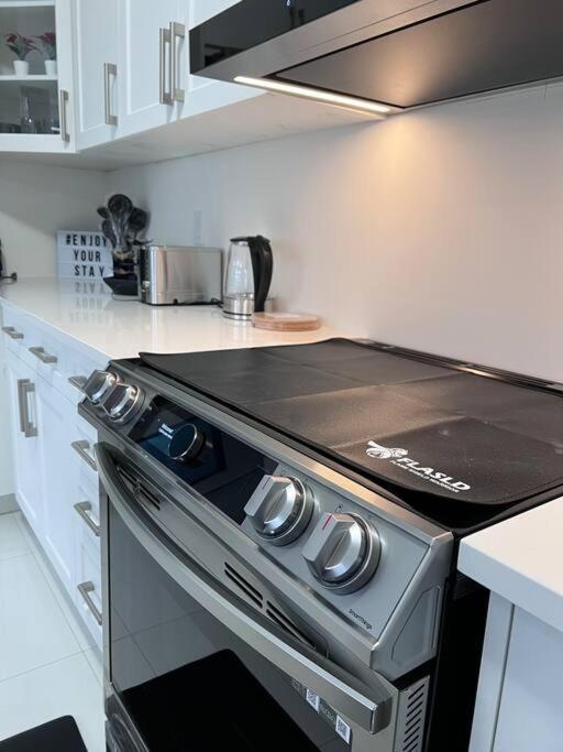 Brand New 4 Bedroom By Airport! Villa Hamilton