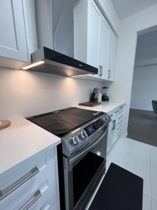 Brand New 4 Bedroom By Airport! * Hamilton