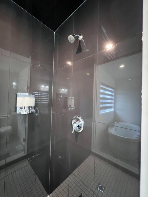 Brand New 4 Bedroom By Airport! Villa