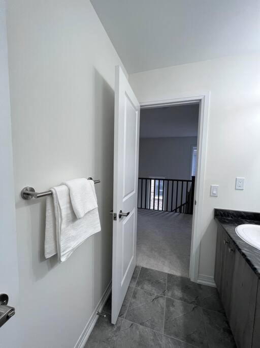 Villa Brand New 4 Bedroom By Airport! *