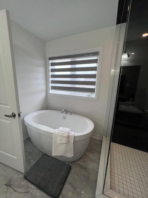 Villa Brand New 4 Bedroom By Airport!