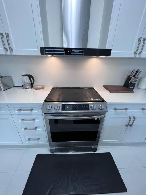 Villa Brand New 4 Bedroom By Airport! *