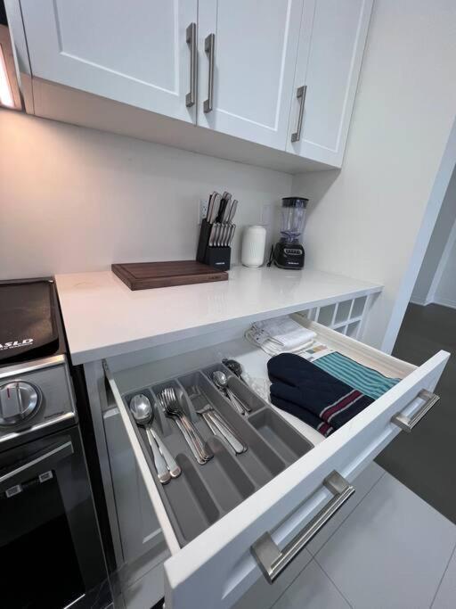 Brand New 4 Bedroom By Airport! * Hamilton
