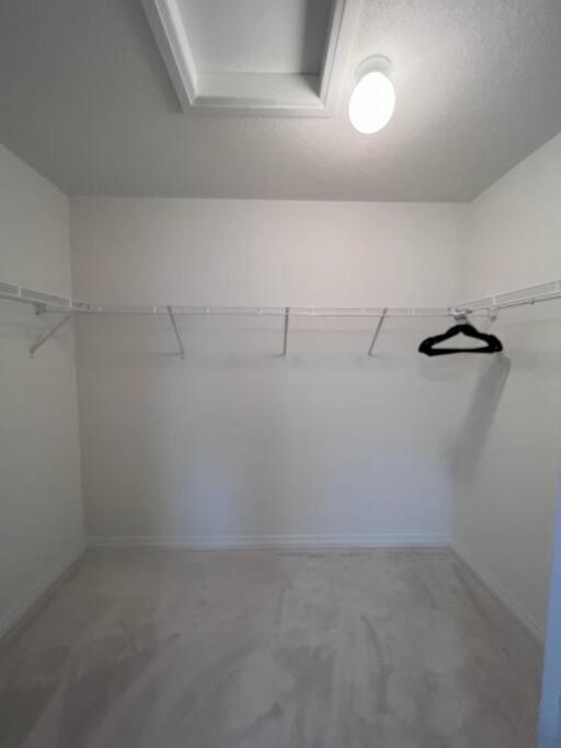 Brand New 4 Bedroom By Airport! Villa Hamilton