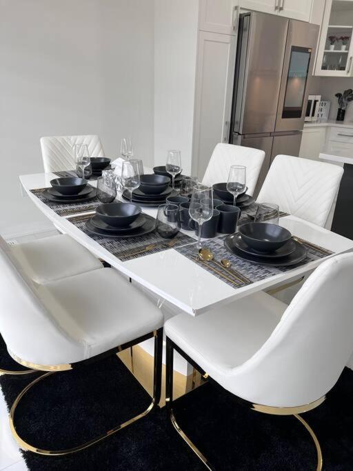 Brand New 4 Bedroom By Airport! Hamilton