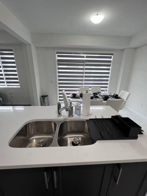 Brand New 4 Bedroom By Airport! Villa