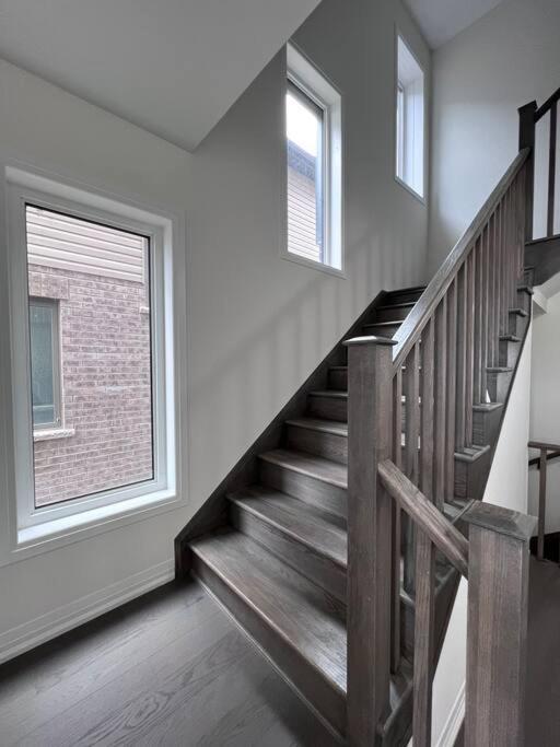 Brand New 4 Bedroom By Airport! Villa Hamilton