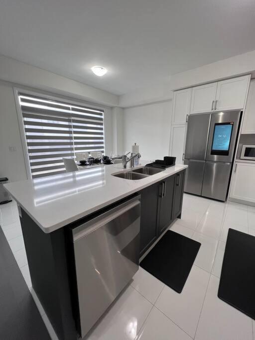 Villa Brand New 4 Bedroom By Airport!
