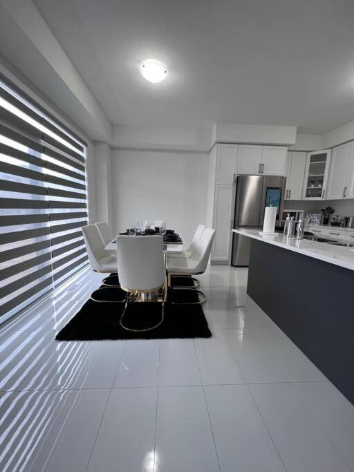 Brand New 4 Bedroom By Airport! Villa