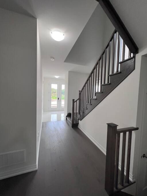 Villa Brand New 4 Bedroom By Airport! *