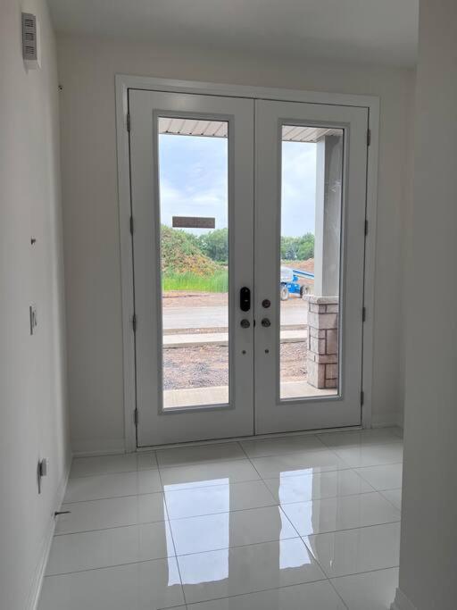 Brand New 4 Bedroom By Airport! *