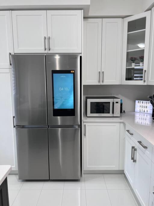 Brand New 4 Bedroom By Airport! Villa Hamilton