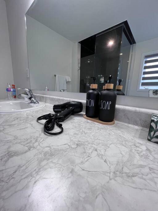 Villa Brand New 4 Bedroom By Airport! Hamilton