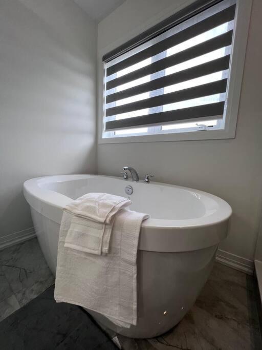 Villa Brand New 4 Bedroom By Airport! Hamilton