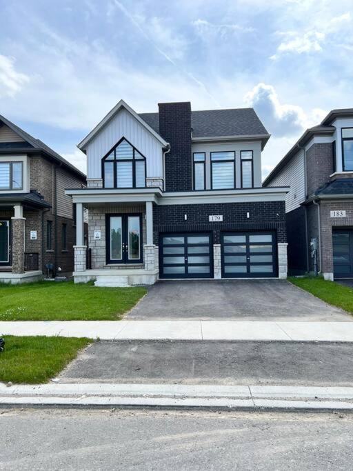 Brand New 4 Bedroom By Airport! Villa