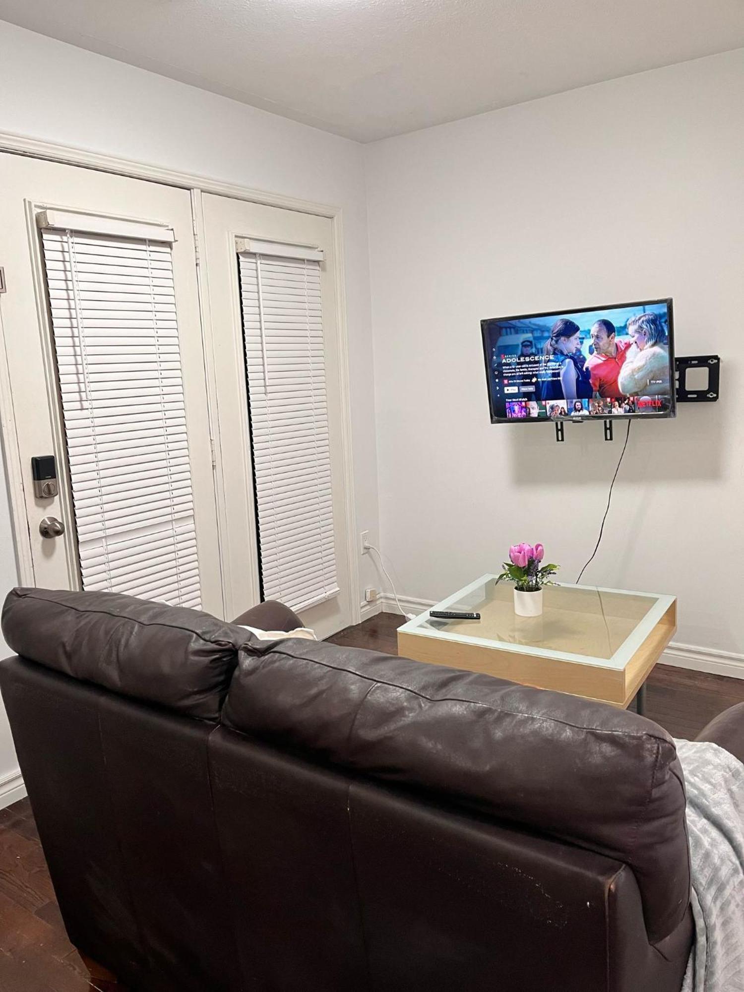 1St Floor Separate Entrance Bachelor-Studio Apartment Near Hamilton Airport, Mohawk College, St Josephs Hospital Apartment
