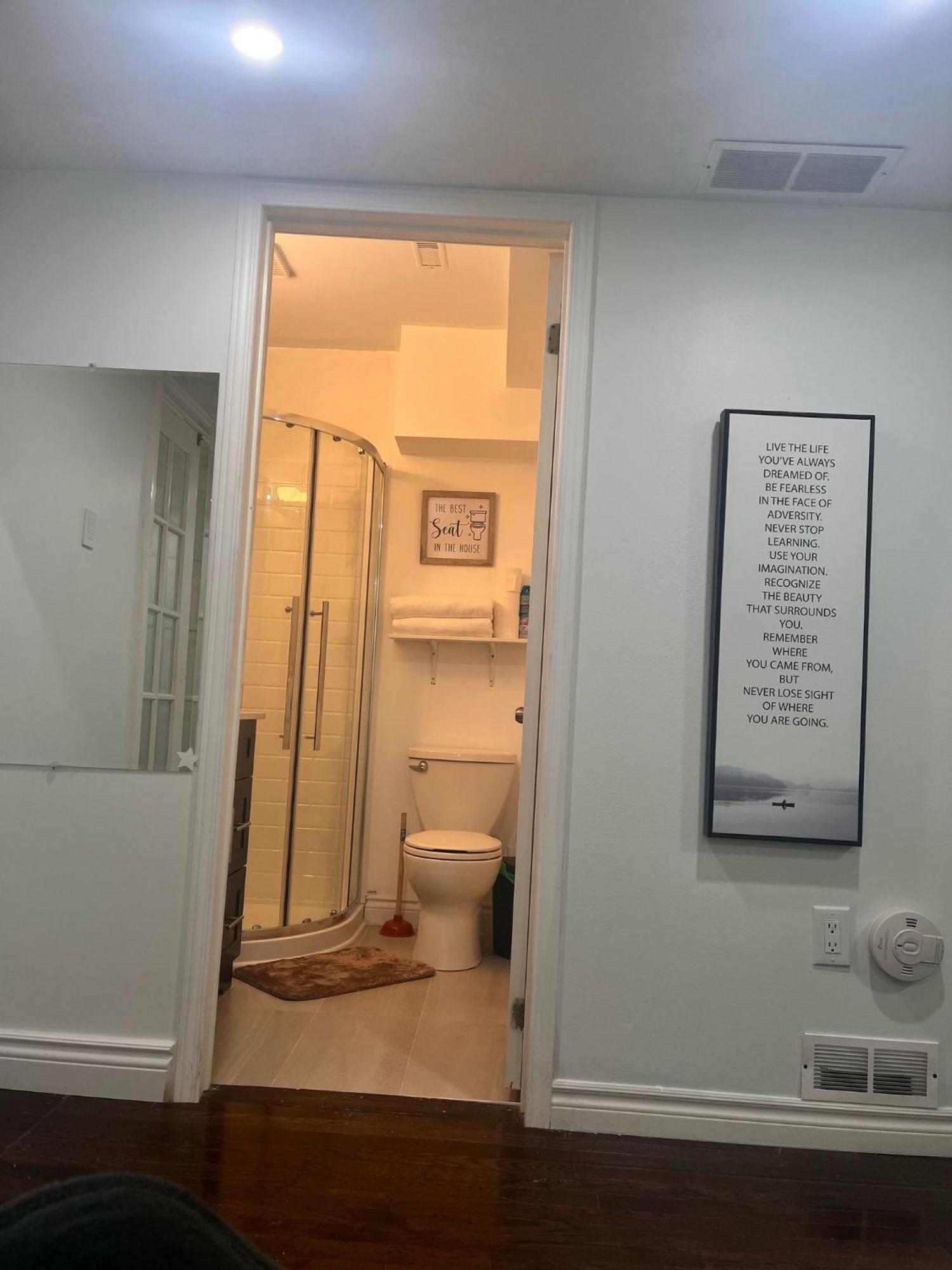 1St Floor Separate Entrance Bachelor-Studio Apartment Near Hamilton Airport, Mohawk College, St Josephs Hospital Hamilton
