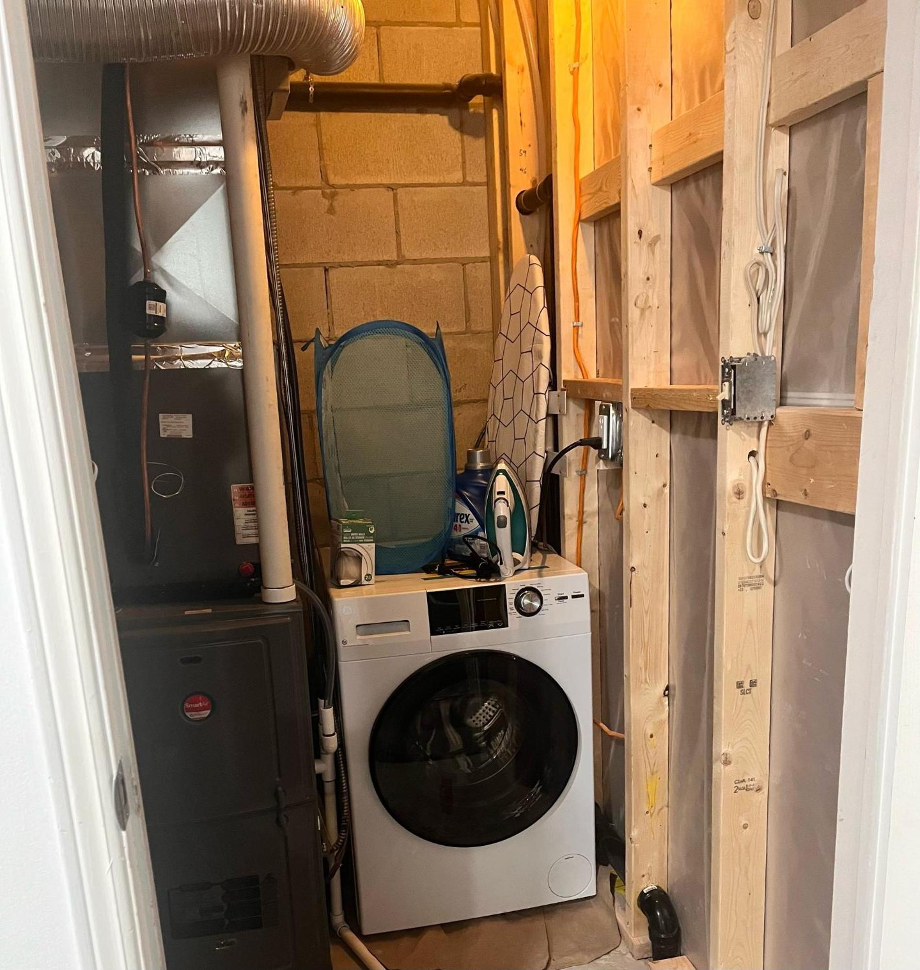 Apartment 1St Floor Separate Entrance Bachelor-Studio Apartment Near Hamilton Airport, Mohawk College, St Josephs Hospital *