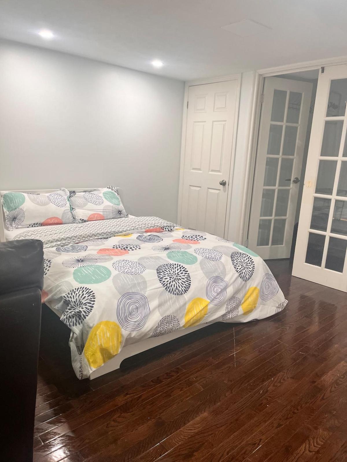 1St Floor Separate Entrance Bachelor-Studio Apartment Near Hamilton Airport, Mohawk College, St Josephs Hospital Hamilton