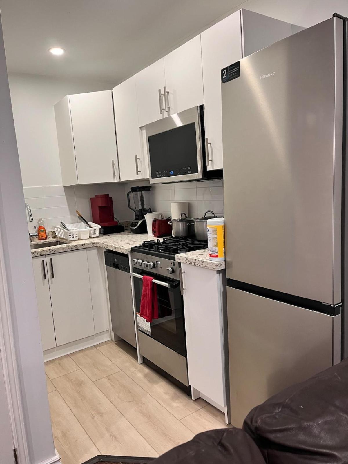 1St Floor Separate Entrance Bachelor-Studio Apartment Near Hamilton Airport, Mohawk College, St Josephs Hospital Apartment Hamilton
