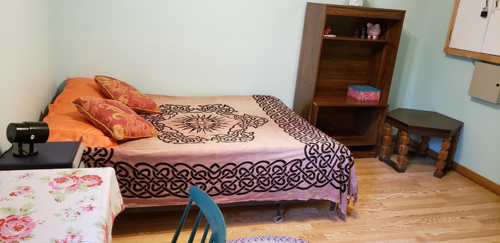 2 Bdrm 3 Min Walk To Mcmaster * Hamilton