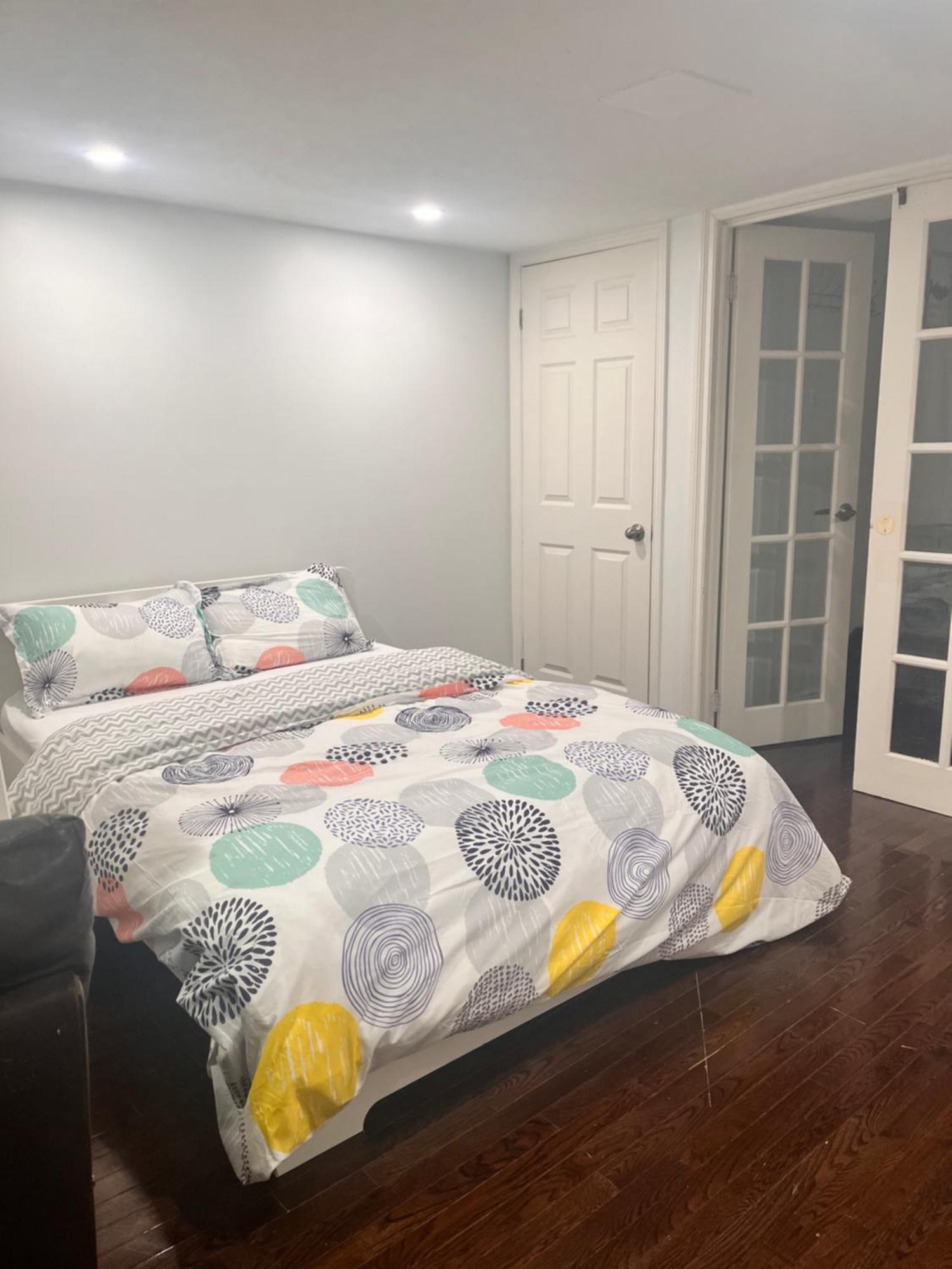 Apartment 1St Floor Separate Entrance Bachelor-Studio Apartment Near Hamilton Airport, Mohawk College, St Josephs Hospital Hamilton