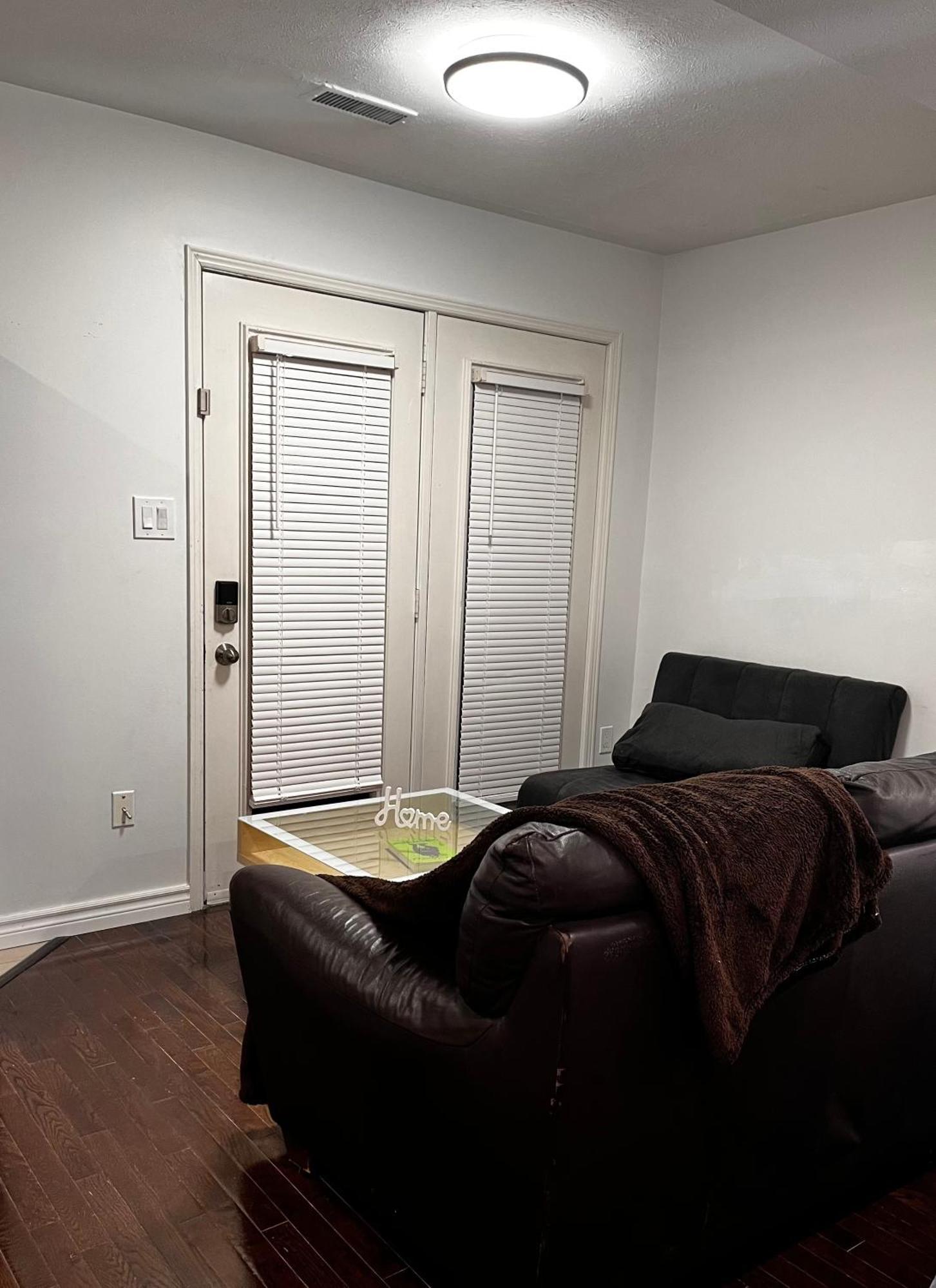 1St Floor Separate Entrance Bachelor-Studio Apartment Near Hamilton Airport, Mohawk College, St Josephs Hospital * Hamilton