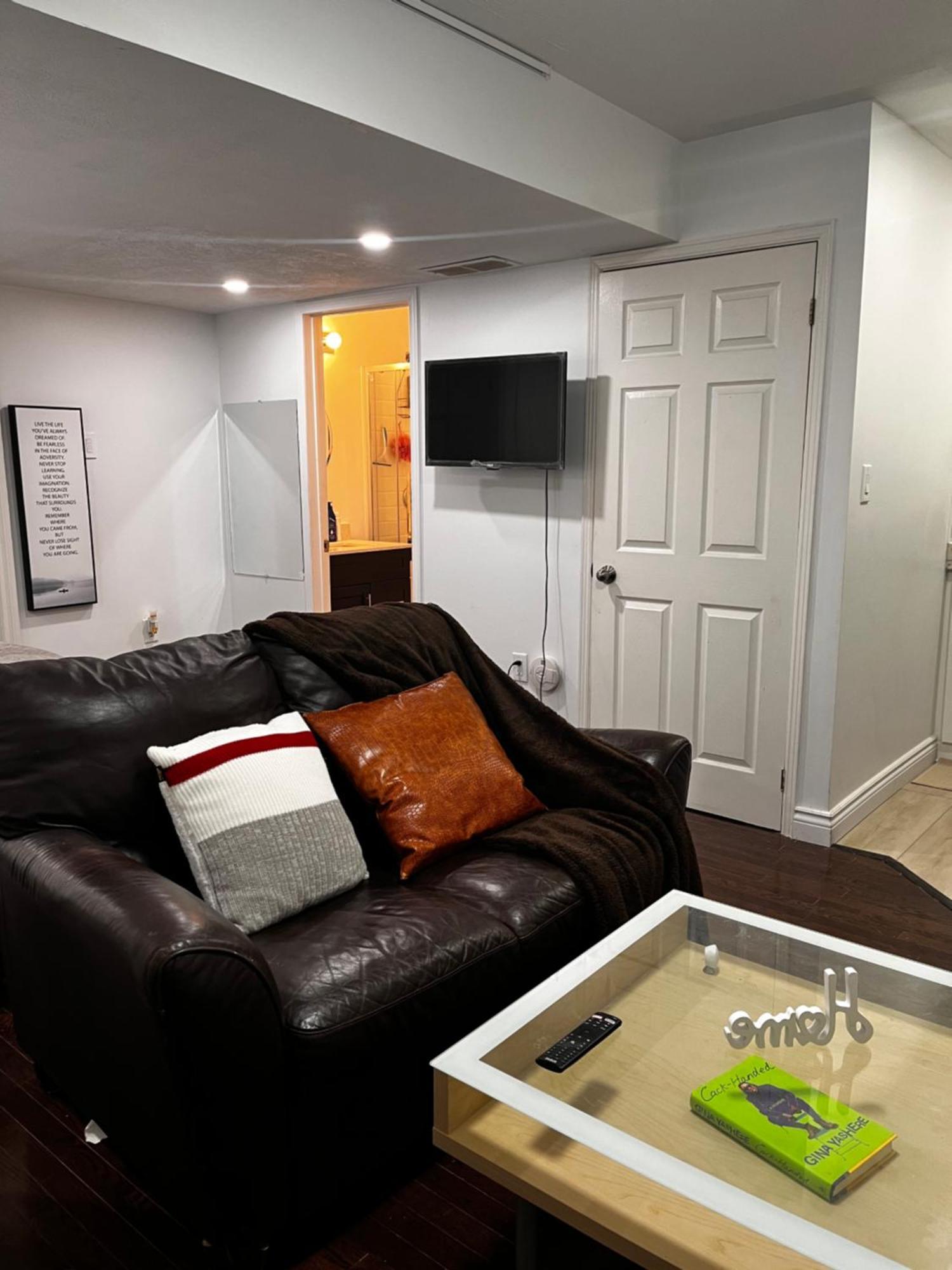 1St Floor Separate Entrance Bachelor-Studio Apartment Near Hamilton Airport, Mohawk College, St Josephs Hospital