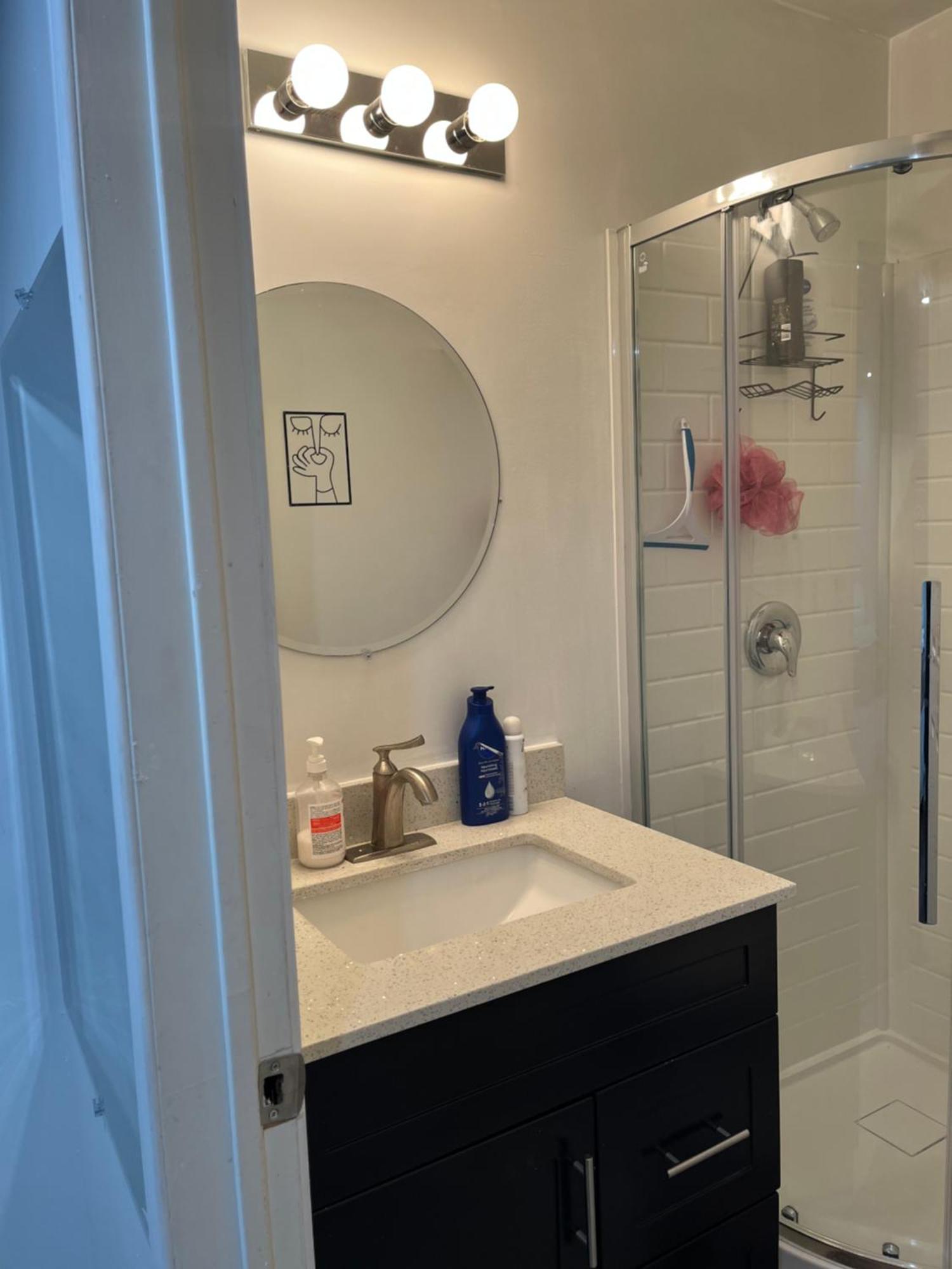 1St Floor Separate Entrance Bachelor-Studio Apartment Near Hamilton Airport, Mohawk College, St Josephs Hospital * Hamilton