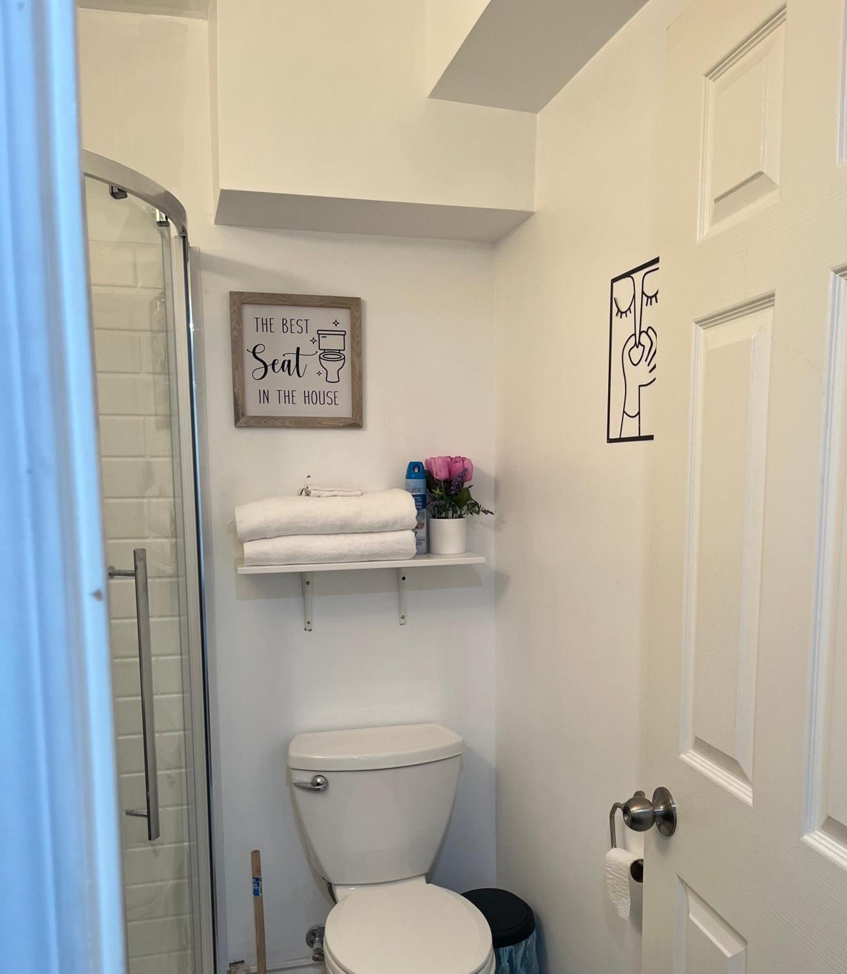 1St Floor Separate Entrance Bachelor-Studio Apartment Near Hamilton Airport, Mohawk College, St Josephs Hospital