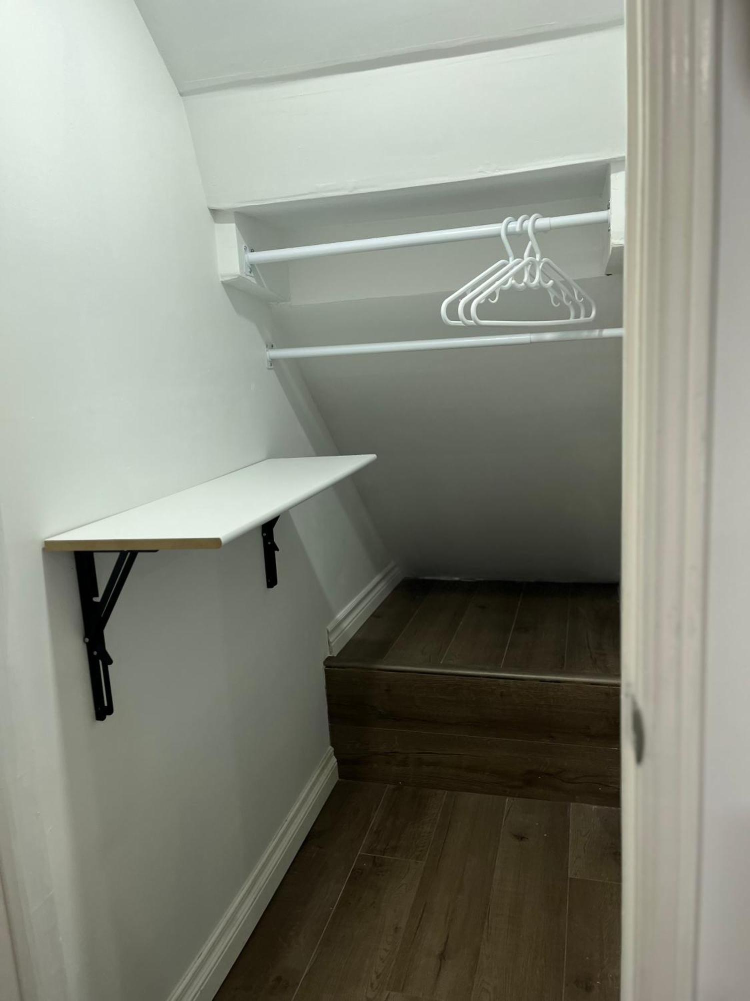1St Floor Separate Entrance Bachelor-Studio Apartment Near Hamilton Airport, Mohawk College, St Josephs Hospital * Hamilton