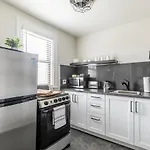 Upscale Studio - Boutique Apartment - Prime Walk Location!