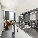 Upscale 1Br - Boutique Apartment - Prime Location Downtown!