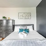 Upscale Studio - Boutique Apartment - Prime Walk Location!