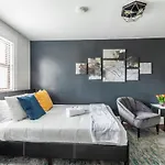 Upscale Studio - Boutique Apartment - Prime Downtown Location!