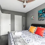 Stunning 2Br - King Bed Apartment - Prime Location!