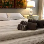 Grey Gardens Hamilton Instant Hotel & Guest House