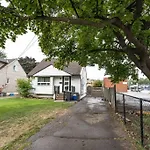 Cozy 4-Bdrm Pet-Friendly East Hamilton Escape