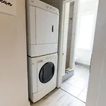 Modern 1 Bedroom Apartment With In-Suite Laundry