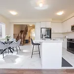 Stylish Home In Waterdown