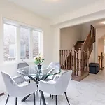 Stylish Home In Waterdown