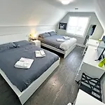 Hamilton Chic Retreat - Comfy Beds - Garden - Pool