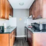 Modern 2Br - King Bed Apartment - Prime Location