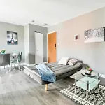 Modern 2Br - King Bed Apartment - Prime Location