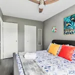 Modern 2Br - King Bed Apartment - Prime Location